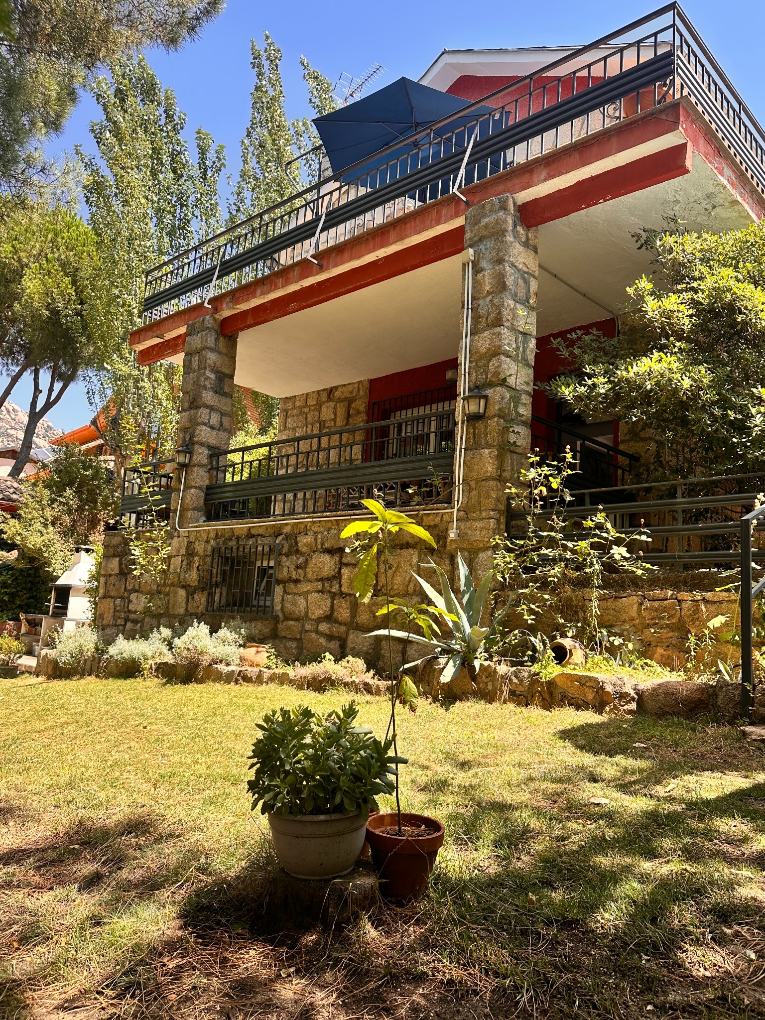 Exterior de Piedra Libre y jardín