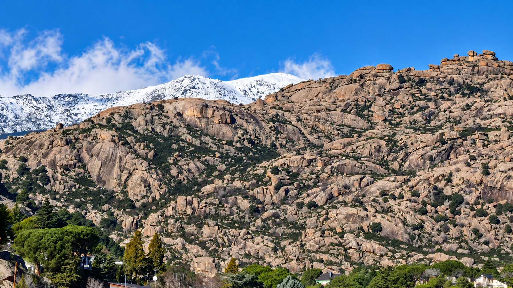 La Pedriza con cumbres nevadas